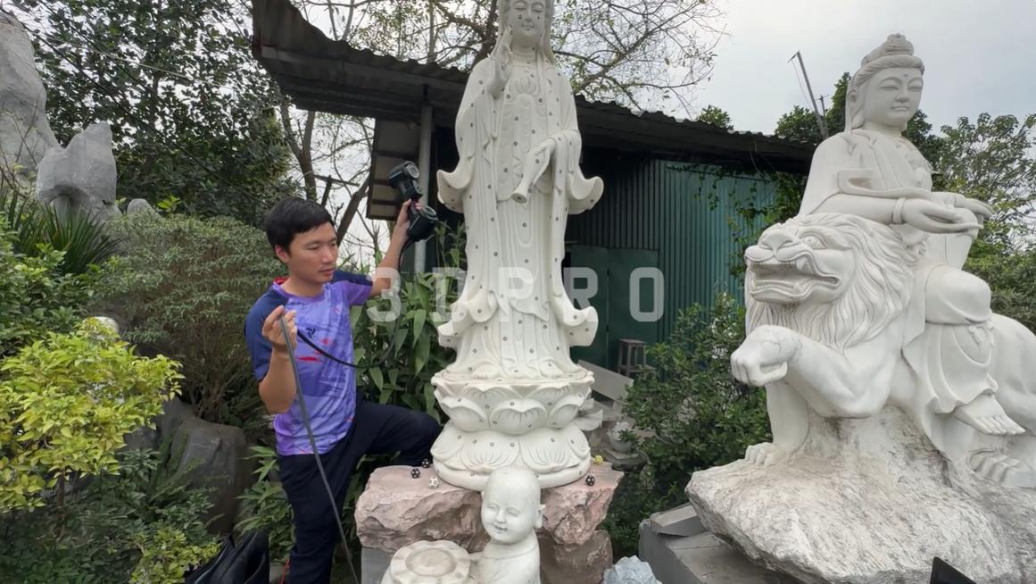 Kỹ thuật viên đo quét tượng đá bằng máy Scan 3D công nghiệp 